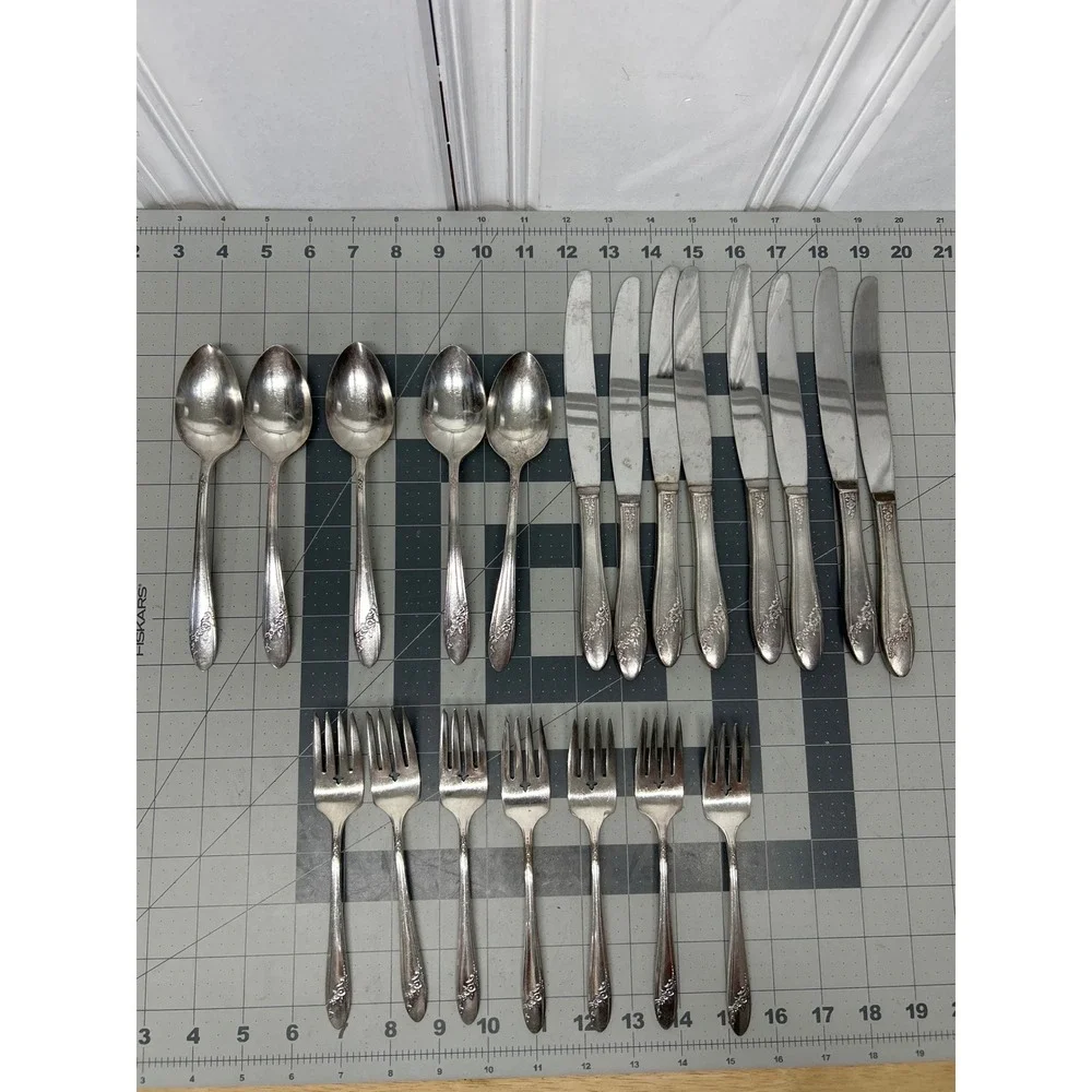 Oneida Queen Bess II Tudor Silverplate 1946 Flatware Set 20pc Floral Vintage